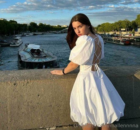 mallennnna model nude photo