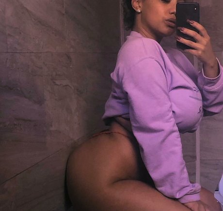 Feelinfree naked model pic