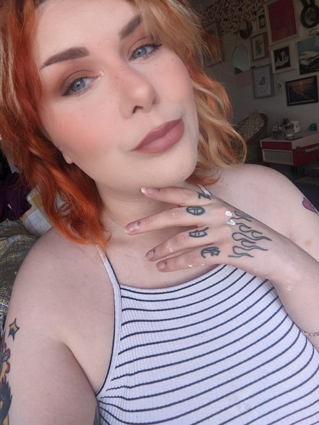 Dandy Whorehol hot actress pics