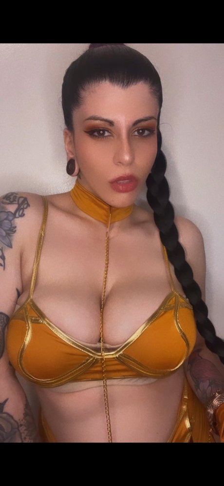 Ganja Green Queen model perfect image