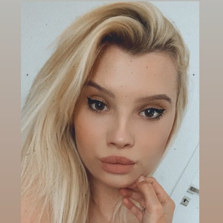 Nataly Stevens naked model pic