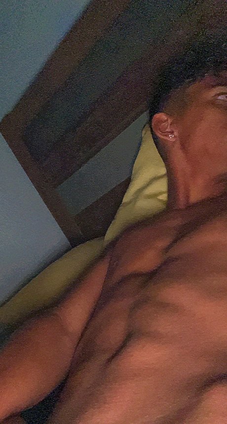 Youtuber Famosim model top images