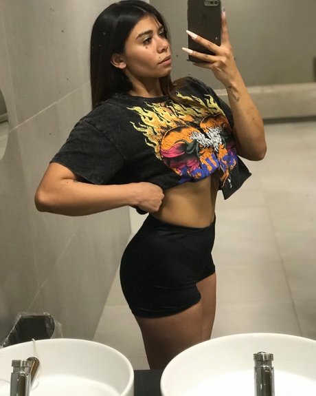 Isabelle Cake_ model erotic picture