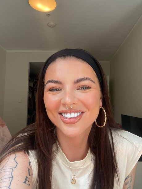 Bethany spiby porn model image