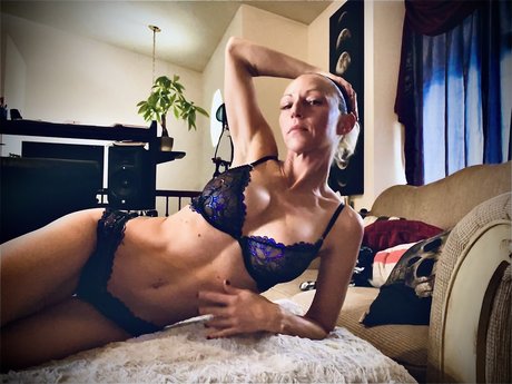 _PETITE HIP HOP VIXEN_ pretty model img