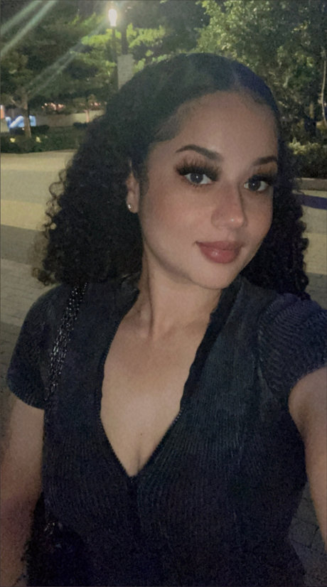 HoneyB_ adult model picture