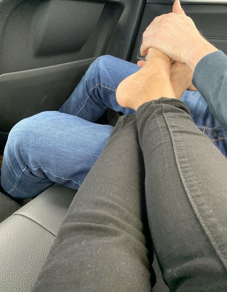 pujaprettyfeet sexy star pics