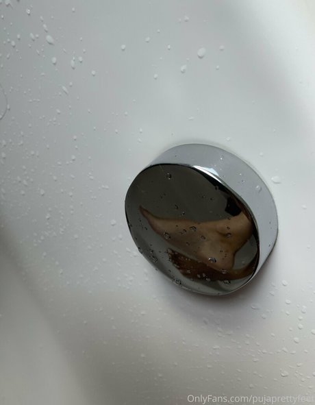 pujaprettyfeet hot actress pics