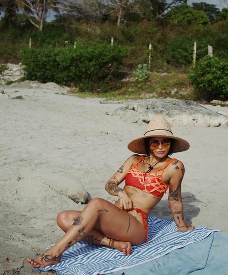 Martina La Peligrosa nude model images