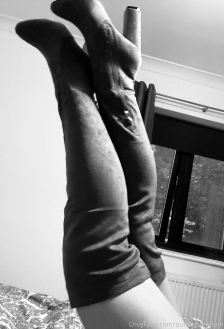 redbuns pretty pornstar picture