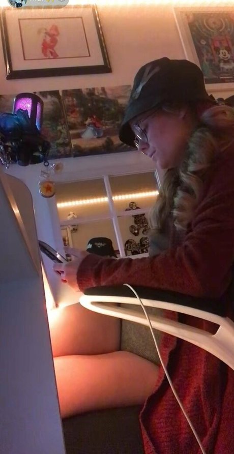 Mally Mouse sexy pornstar image