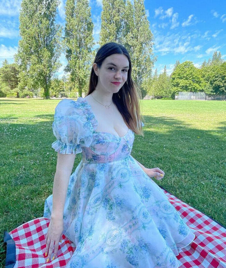 Sarah Z art model archive