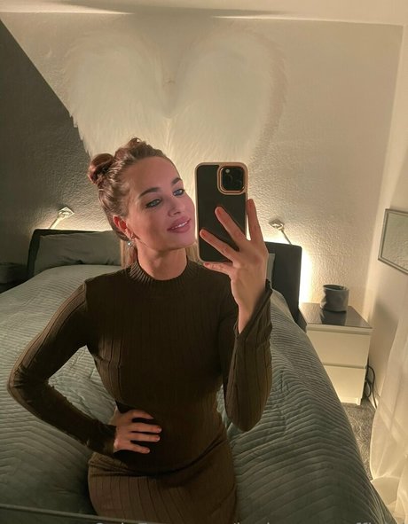 leniyoung official nudes star images