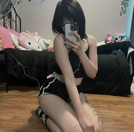 wuvkyu naked actress pics