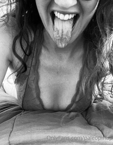 paleopinup naked star photo