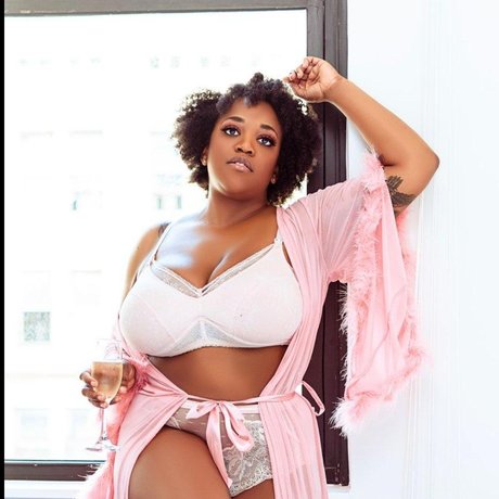 Nora Ray naked model gallery