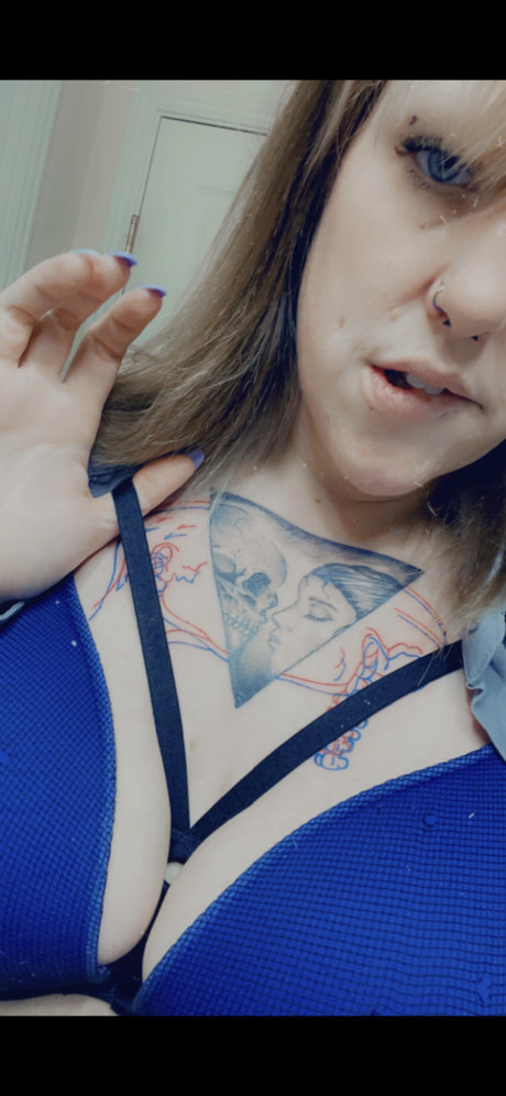 BeautifulDisaster model adult picture