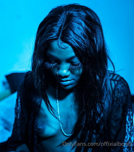 Big Wavy model sexy pictures