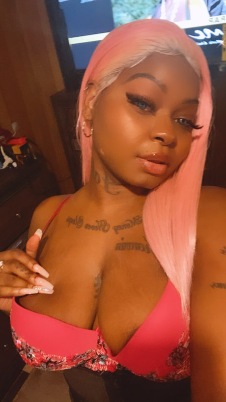 Queen Thytialli pornstar adult img