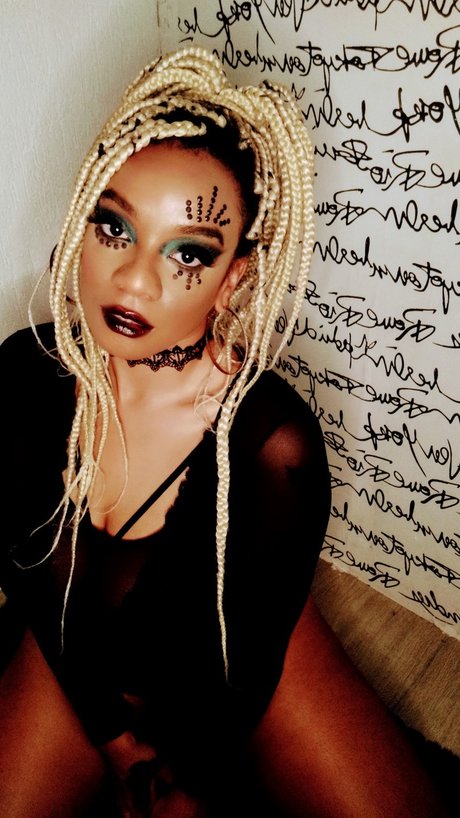 A Bruxa Preta hot model galleries