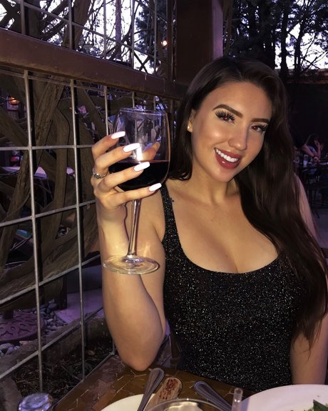 Ashley Renae model photo