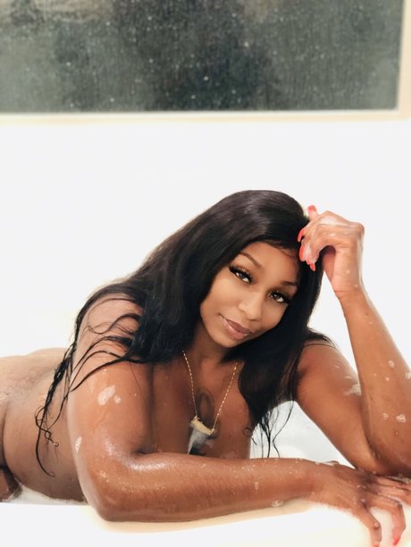 Peaches NCre4m model nudes galleries