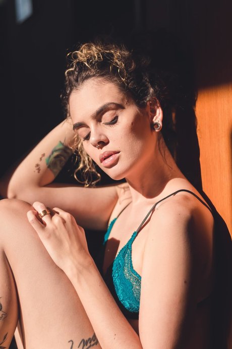 Clara Luas star adult photo