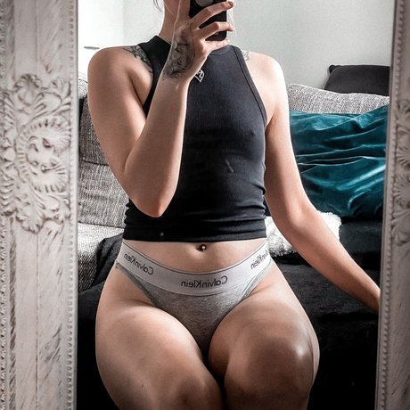 petitejenss beautiful model photo