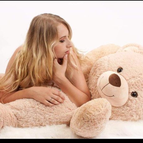 Aimbearz pretty model photo