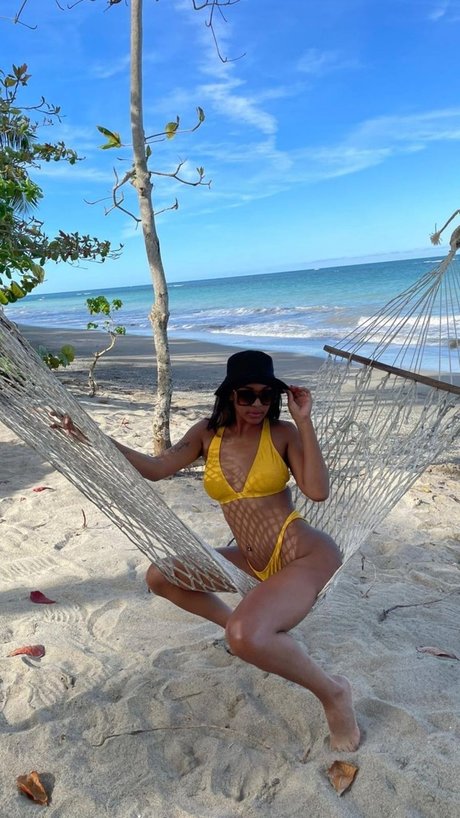 CoralSexy 22 sexy model photo