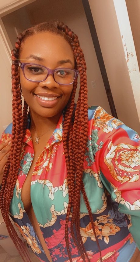 Ms PrettiFeet erotic model galleries