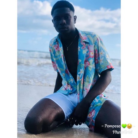 pomposo oficial sexy model picture