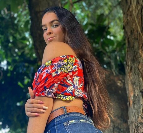 Izabelly Linhares nude model photos