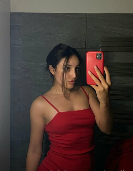 onlyemiliaa nudes model photos