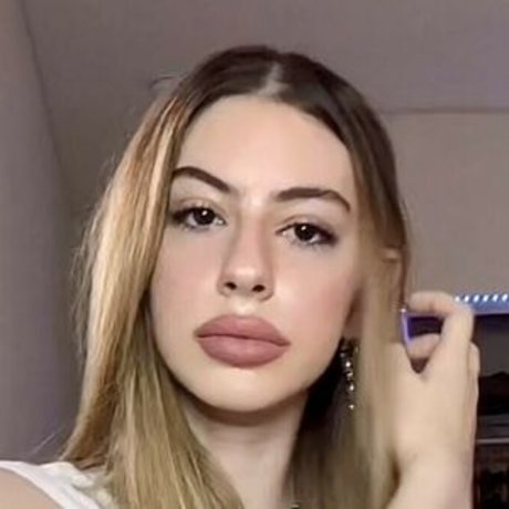 miragr3y nudes star img