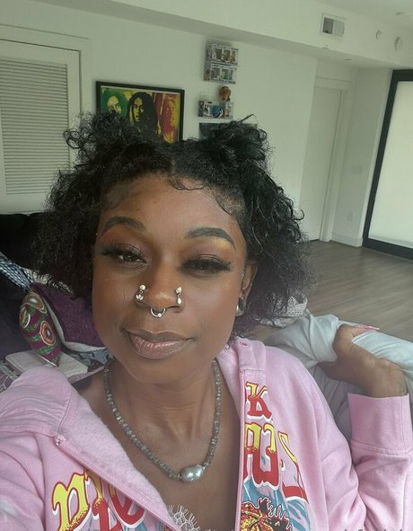 yungyannahfetish model top pictures