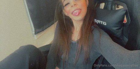 shegavemefree star nude picture