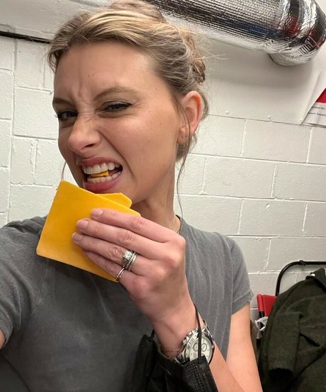 Aly Michalka pretty model picture