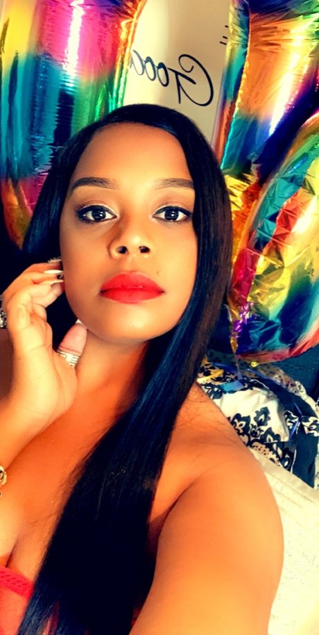 Daqueen model naked picture