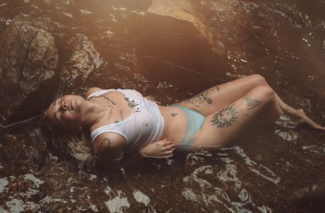 Faith Long hot actress pics