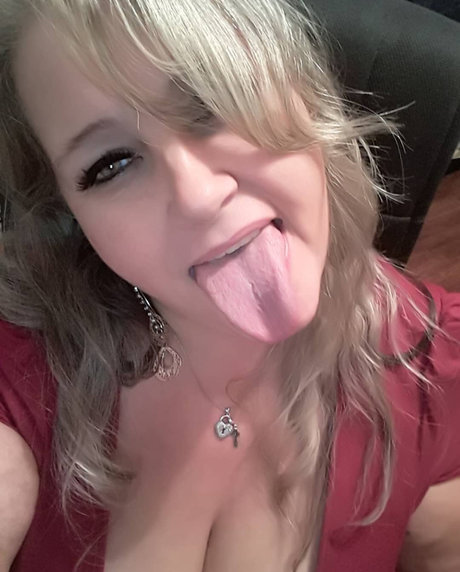 Queen Curvy Cyan pornstar pics