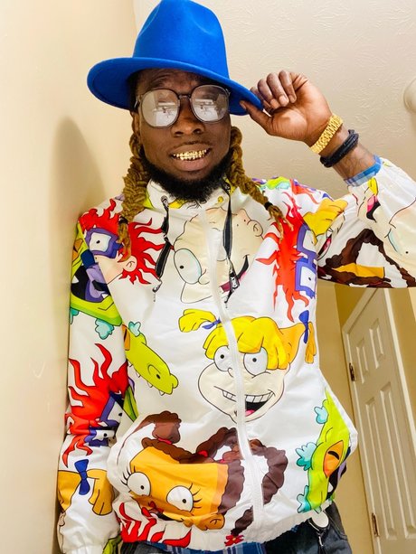 FamousFinesse art model pic