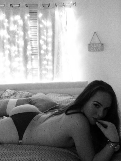 _Red sexy model photos