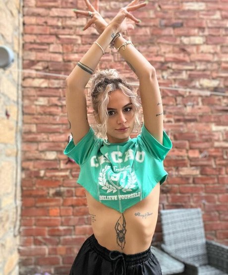 axalrnaed model nice photo