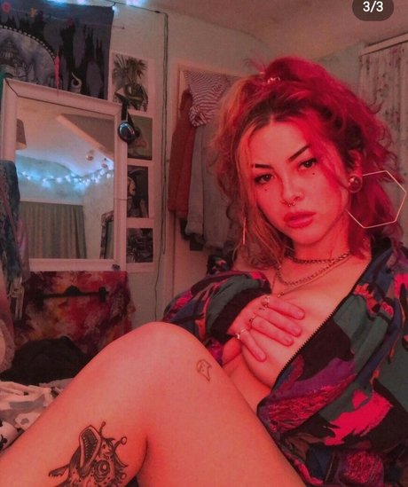 neferkitti nude model pic