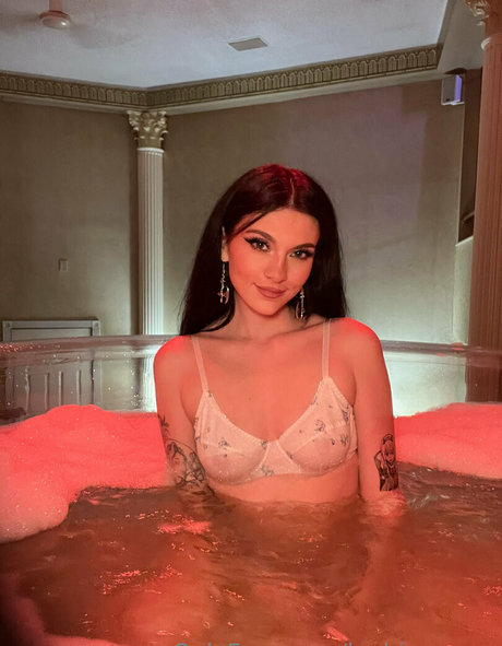 leahjamesxo pretty pornstar pics