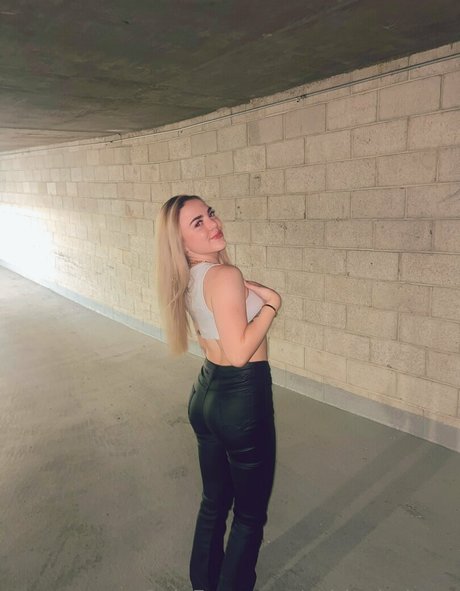 caitlynbabyxx nude model images