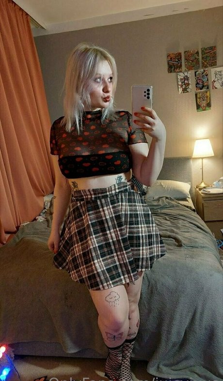 juicyjuus naked model picture