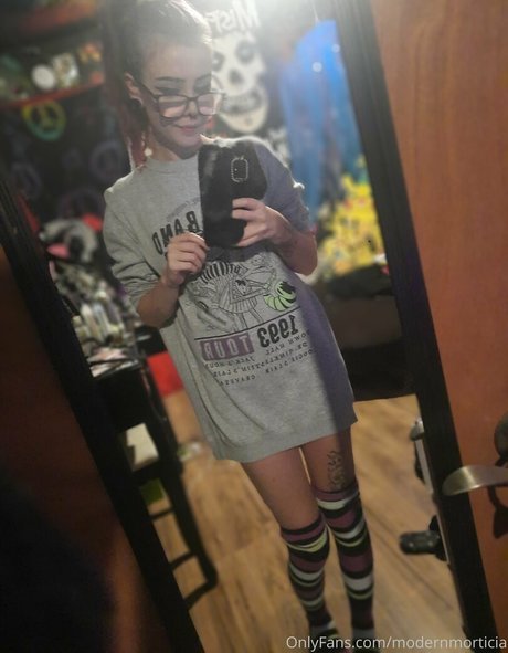 modernmorticia art star img