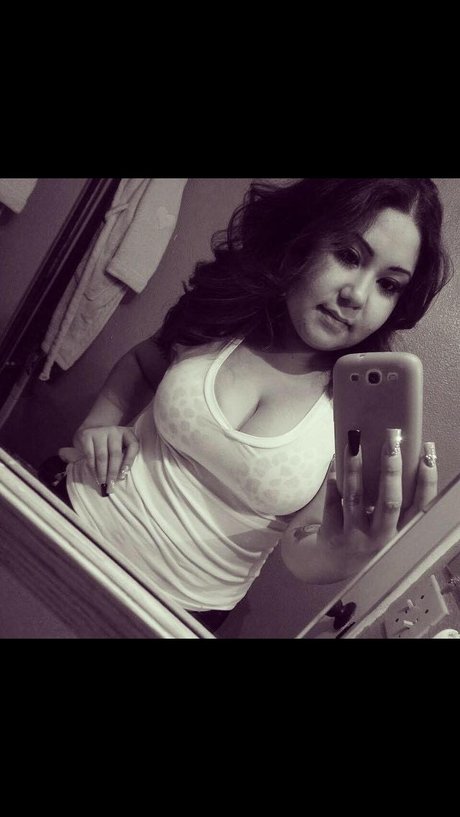 Sarai Valenzuela model hd images